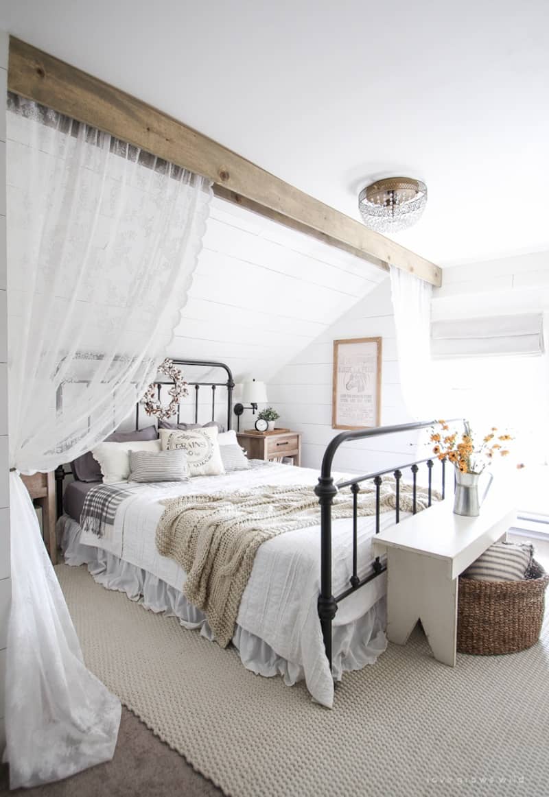 Learn about the essential components of a farmhouse style bedroom and get inspired to create your own farmhouse retreat with this round up from Bellewood Cottage.