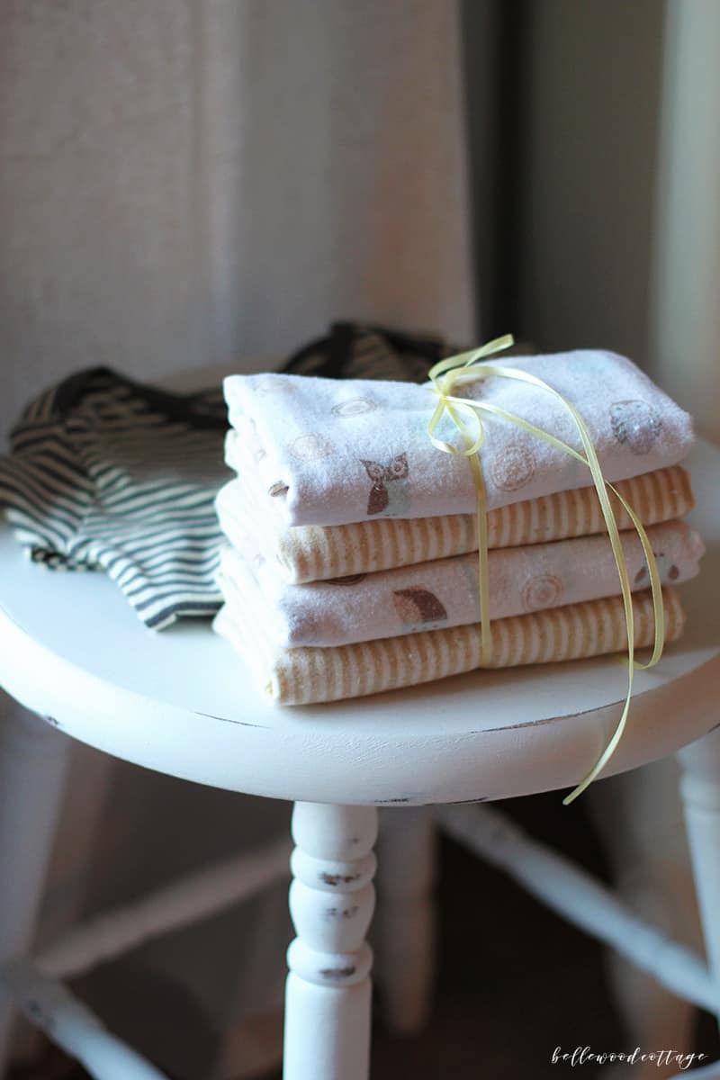 Need a gift for the baby in your life? Sew your own handmade baby burp cloths using the tips and tricks in this easy tutorial from Bellewood Cottage!