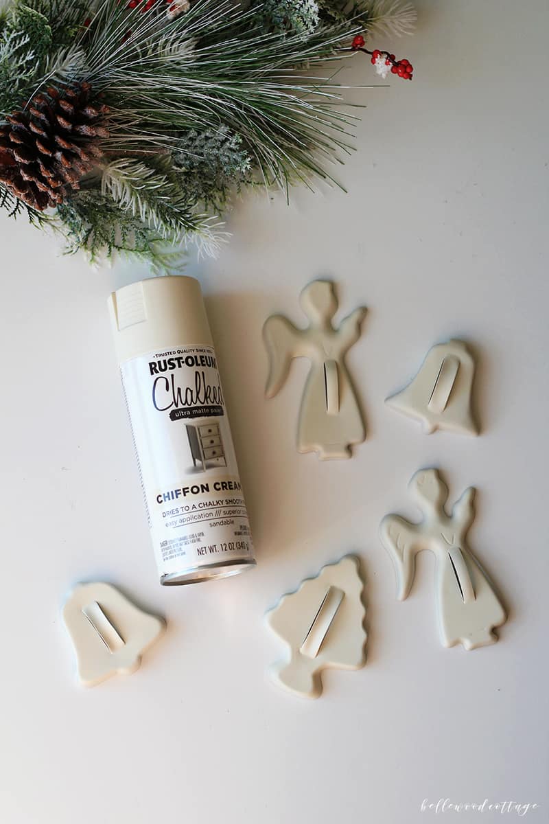 If you love DIY Christmas ornaments as much as I do, then you'll love this quick DIY that uses vintage cookie cutters and spray paint to create pretty farmhouse style Christmas ornaments. A tutorial from Bellewood Cottage.