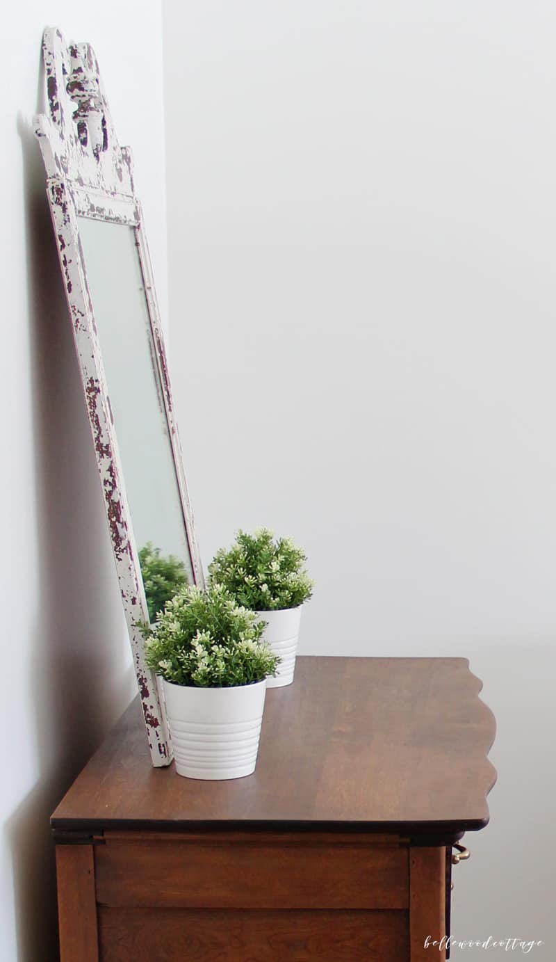 Sometimes it takes a few tries to get a diy project juuust right. Learn how I re-purposed a vintage mirror in this tutorial sharing how to turn a mirror into a chalkboard. A super simple weekend project from BellewoodCottage.com.