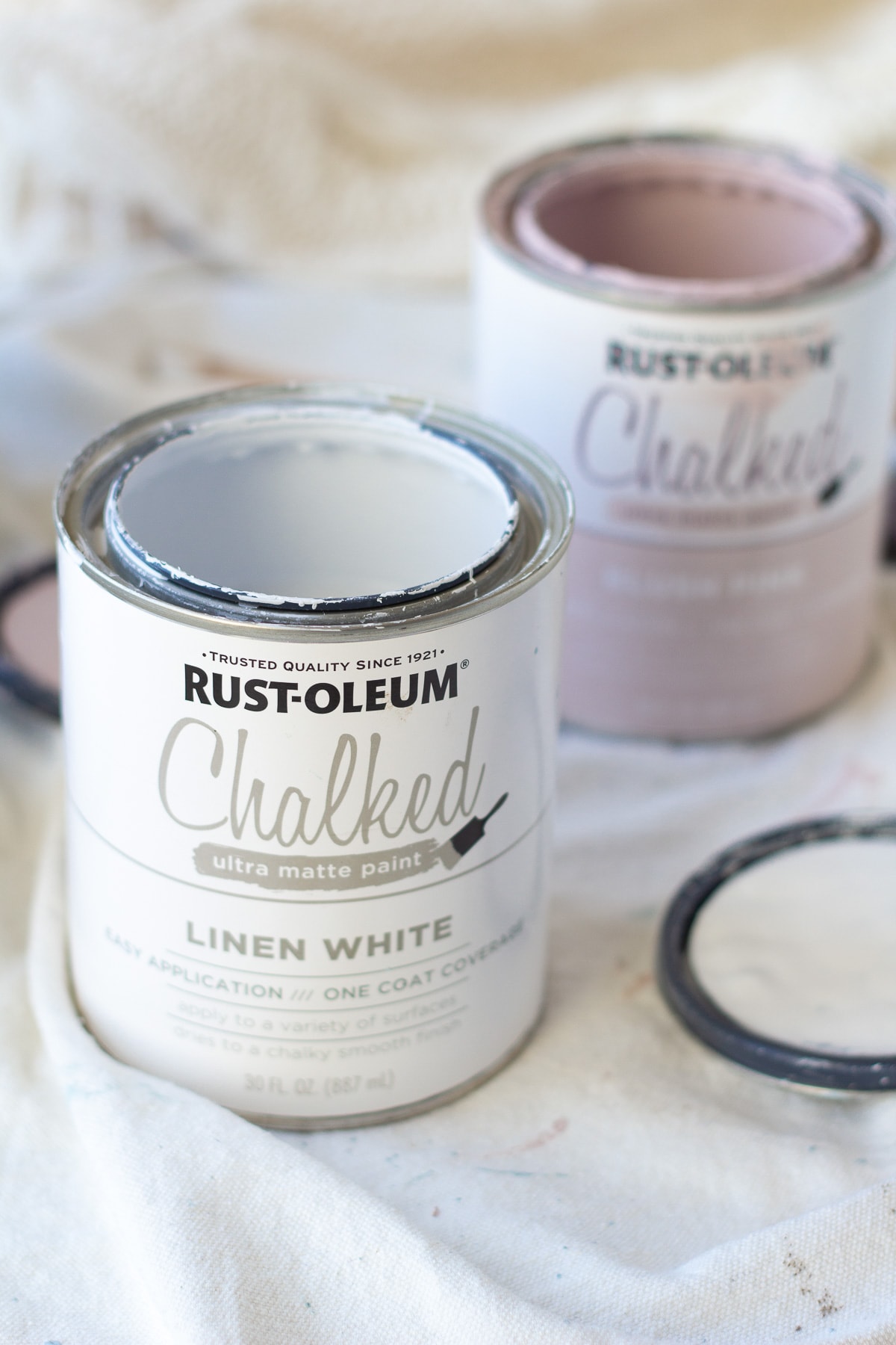 An open can of Rust-Oleum Chalked Paint in Linen White.