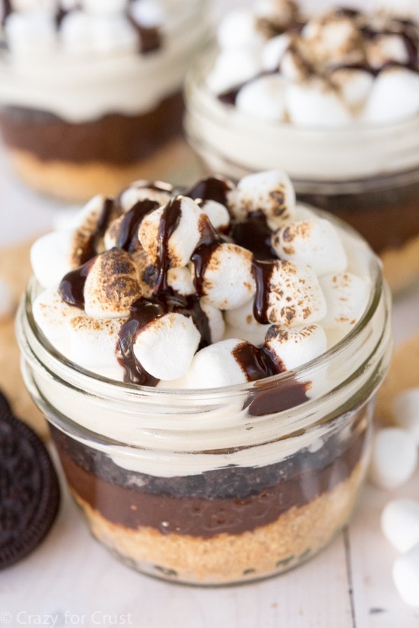 Layers of pudding, graham cracker crust, crushed Oreos and marshmallows in a jar.